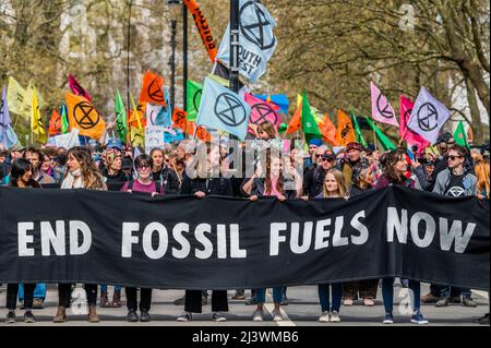 Londra, Regno Unito. 10th Apr 2022. Porre fine ai combustibili fossili ora e non saremo spettatori, i messaggi del fronte marzo. La ribellione dell'estinzione ritorna per la ribellione di aprile a Londra. Il secondo giorno inizia all'angolo Speakers di Hyde Park. Essi mirano ad intraprendere azioni dirompenti per fermare l'"emergenza climatica ed ecologica". Credit: Guy Bell/Alamy Live News Foto Stock