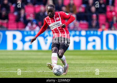 EINDHOVEN, PAESI BASSI - APRILE 10: Jordan Teze del PSV Eindhoven durante la partita olandese Erevisione tra PSV e RKC Waalwijk al Philips Stadion il 10 Aprile 2022 a Eindhoven, Paesi Bassi (Foto di Geert van Erven/Orange Pictures) Foto Stock