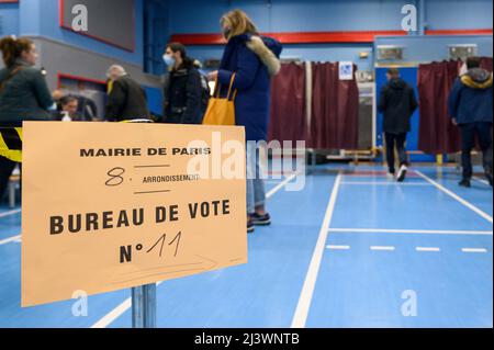 Parigi, Francia. 10th Apr 2022. I cittadini hanno fatto le loro elezioni in un seggio elettorale a Parigi, Francia, 10 aprile 2022. Il voto per le elezioni presidenziali francesi del 2022 è iniziato alle 8:00 ora locale (0600 GMT) di domenica in Francia metropolitana. Credit: Julien Mattia/Xinhua/Alamy Live News Foto Stock