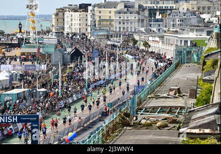 Brighton UK 10th April 2022 - migliaia di corridori che partecipano oggi alla maratona di Brighton con molti soldi di raccolta per le associazioni di beneficenza: Credit Simon Dack / Alamy Live News Foto Stock