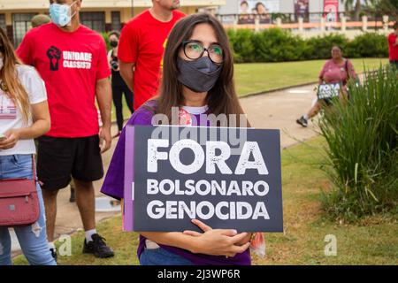 Goiânia, Goias, Brasile – 09 aprile 2022: Una donna con un segno con il testo: Bolsonaro fuori. Foto scattata durante una protesta contro il Presidente Bolsonaro. Foto Stock