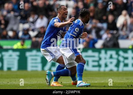 Ademola Lookman #37 di Leicester City celebra il suo obiettivo con Youri Tielemans e fa il punteggio 1-0 Foto Stock