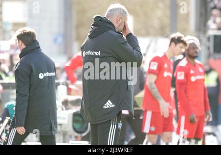 Kiel, Germania. 10th Apr 2022. Calcio: 2nd Bundesliga, Holstein Kiel - Hamburger SV, Matchday 29, Holstein Stadium. Tim Walter, allenatore di Amburgo, si aggrappa alla testa. Credit: Axel Heimken/dpa - NOTA IMPORTANTE: In conformità con i requisiti della DFL Deutsche Fußball Liga e della DFB Deutscher Fußball-Bund, è vietato utilizzare o utilizzare fotografie scattate nello stadio e/o della partita sotto forma di immagini di sequenza e/o serie di foto video-simili./dpa/Alamy Live News Foto Stock