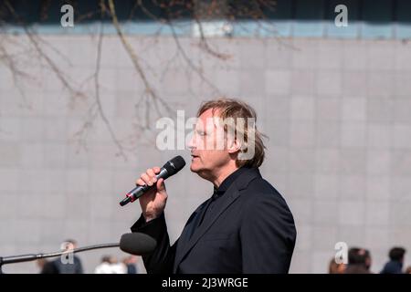 Maarten Peters Singing al Memorial Day di Ravensbrück ad Amsterdam Paesi Bassi 10-4-2022 Foto Stock