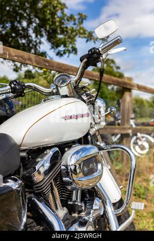 Woodbridge Suffolk UK August 14 2021: Una classica 2006 Harley-Davidson XL 1200 C Custom Sport motocicletta in mostra ad un incontro bikers Foto Stock