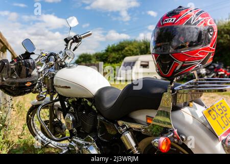 Woodbridge Suffolk UK August 14 2021: Una classica 2006 Harley-Davidson XL 1200 C Custom Sport motocicletta in mostra ad un incontro bikers Foto Stock