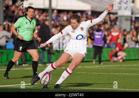 Gloucester Inghilterra, 9th Apr 2022. Zoe Harrison calcia una conversione per l'Inghilterra. Credit Penallta Photographics/Alamy Live Foto Stock