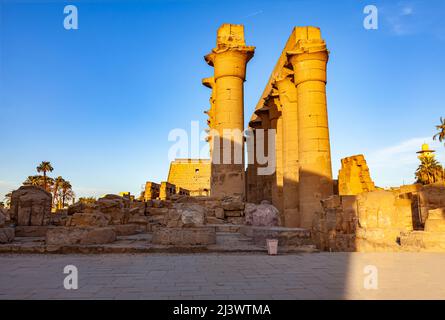 Vista del Grand Colonnade costruito dal faraone Amenhotep III per essere l'ingresso al Tempio di Amun dell'OPET nel Tempio di Luxor in Egitto. Foto Stock