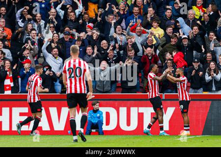 Ivan Toney di Brentford (seconda a destra) festeggia il secondo gol della partita durante la partita della Premier League al Brentford Community Stadium di Londra. Data foto: Domenica 10 aprile 2022. Foto Stock