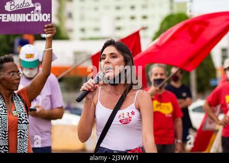 Goiânia, Goias, Brasile – 09 aprile 2022: Donna che parla nel microfono. Foto scattata durante una protesta, nella città di Goiânia, contro il presidente. Foto Stock