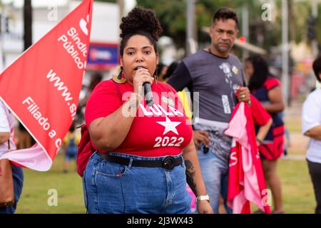 Goiânia, Goias, Brasile – 09 aprile 2022: Donna che parla nel microfono. Foto scattata durante una protesta, nella città di Goiânia, contro il presidente. Foto Stock