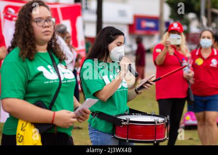 Goiânia, Goias, Brasile – 09 aprile 2022: Donna che parla nel microfono. Foto scattata durante una protesta, nella città di Goiânia, contro il presidente. Foto Stock