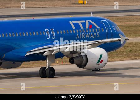 Zurigo, Svizzera, 2 marzo 2022 ITA Airways Airbus A320-216 l'aeromobile è tassato all'aeroporto internazionale Foto Stock