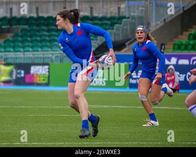 Glasgow, Regno Unito. 10th Apr 2022. Jessy Tremouliere (10 - Francia) porta la palla in avanti nella partita tra la Scozia e la Francia nel Campionato delle sei Nazioni delle Donne allo Scotstoun Stadium, Glasgow il 10th aprile 2022 Claire Jeffrey Credit: SPP Sport Press Photo. /Alamy Live News Foto Stock