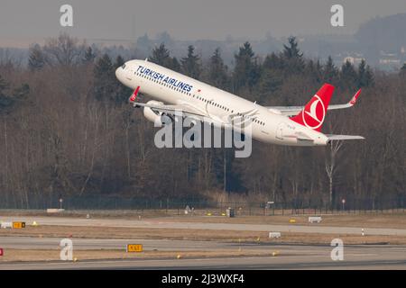 Zurigo, Svizzera, 2 marzo 2022 l'aereo Turkish Airlines Airbus A321-271N decolla dall'aeroporto internazionale Foto Stock