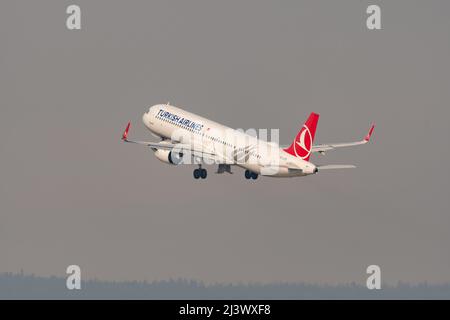 Zurigo, Svizzera, 2 marzo 2022 l'aereo Turkish Airlines Airbus A321-271N decolla dall'aeroporto internazionale Foto Stock