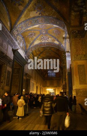 ISTANBUL, TURCHIA - 09 APRILE 2022: La gente visita la moschea di Hagia Sophia per pregare dopo aver spezzato il digiuno a ramadan. Foto Stock