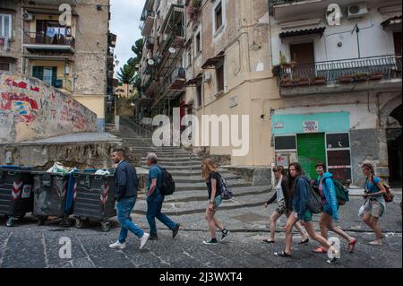 Napoli, Italia 28/05/2013: Guida turistica accompagna un gruppo di turisti alle catacombe di San gennaro. Distretto di Sanità. ©Andrea Sabbadini Foto Stock