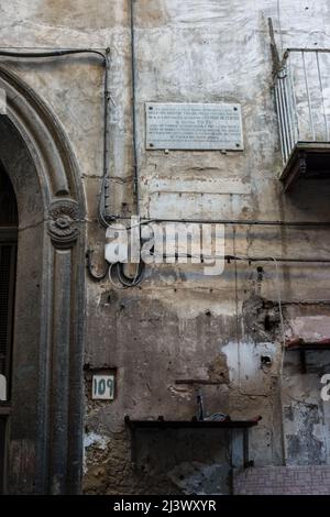 Napoli, Italia 31/05/2013: Rione Sanità, la casa in cui Totò visse in via Santa Maria ante saecula. ©Andrea Sabbadini Foto Stock