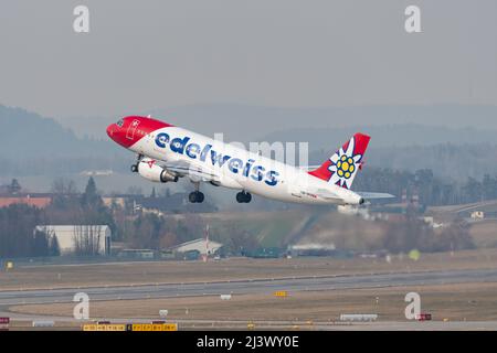 Zurigo, Svizzera, 2 marzo 2022 l'aeromobile Edelweiss Air Airbus A320-214 parte dalla pista 28 Foto Stock