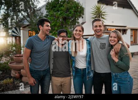 Questa è la nostra banda. Ritratto di un gruppo di giovani amici allegri in piedi insieme e in posa per una foto all'esterno. Foto Stock