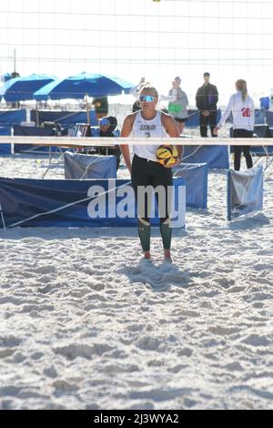 NCAA Women's Beach Volleyball 2022 UAB da marzo a maggio. Torneo della University of Alabama di Birmingham a Gulf Shores, Alabama, USA. Foto Stock