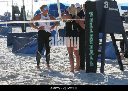 NCAA Women's Beach Volleyball 2022 UAB da marzo a maggio. Torneo della University of Alabama di Birmingham a Gulf Shores, Alabama, USA. Foto Stock