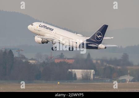 Zurigo, Svizzera, 2 marzo 2022 Lufthansa Airbus A319-114 decollo dalla pista 28 Foto Stock