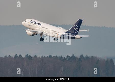 Zurigo, Svizzera, 2 marzo 2022 Lufthansa Airbus A319-114 decollo dalla pista 28 Foto Stock