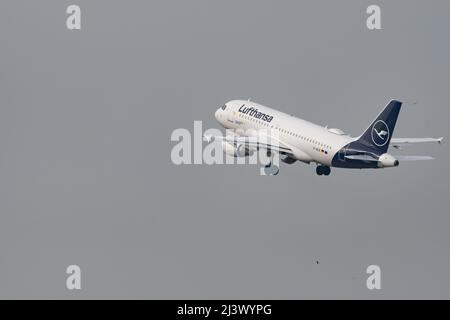 Zurigo, Svizzera, 2 marzo 2022 Lufthansa Airbus A319-114 decollo dalla pista 28 Foto Stock