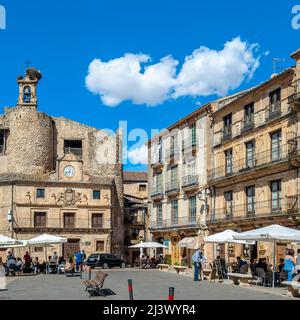 SEPULVEDA, SPAGNA - 12 SETTEMBRE 2021: Vista sulla piazza principale con bar e terrazze della città medievale di Sepulveda, provincia di Segovia, Castiglia e. Foto Stock