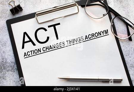 Segno di testo che mostra che l'azione cambia le cose. Foto concettuale iniziare a fare qualcosa contro il problema risolvere o raggiungere che pagine spesse notebook fermo Foto Stock