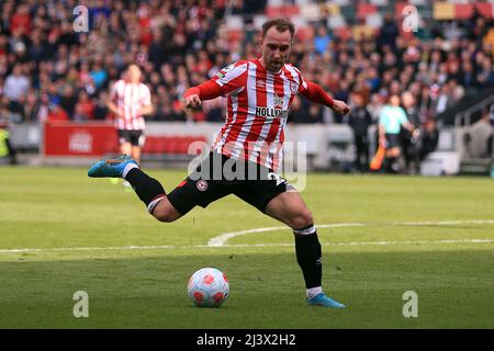 Londra, Regno Unito. 10th Apr 2022. Christian Eriksen di Brentford in azione durante il gioco. Partita della Premier League, Brentford contro West Ham Utd al Brentford Community Stadium di Brentford, Londra, domenica 10th aprile 2022. Questa immagine può essere utilizzata solo per scopi editoriali. Solo per uso editoriale, licenza richiesta per uso commerciale. Nessun uso in scommesse, giochi o un singolo club/campionato/player pubblicazioni. pic di Steffan Bowen/Andrew Orchard sport fotografia/Alamy Live news credito: Andrew Orchard sport fotografia/Alamy Live News Foto Stock