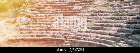 Costruzione in rovina dell'antico anfiteatro. Esplora gli antichi scavi delle rovine dell'antica città licana di Phaselis in Turchia Foto Stock