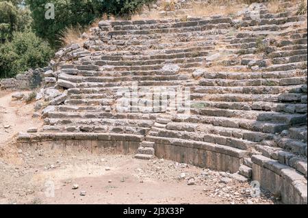 Costruzione in rovina dell'antico anfiteatro. Esplora gli antichi scavi delle rovine dell'antica città licana di Phaselis in Turchia Foto Stock