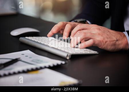 Malati lo hanno digitato e inviato per posta entro la fine della giornata. Scatto ritagliato di un uomo d'affari irriconoscibile che digita sulla sua tastiera. Foto Stock