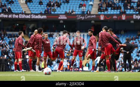 Manchester, Regno Unito. 10th Apr 2022. Liverpool si scalda prima della partita della Premier League all'Etihad Stadium di Manchester. Il credito dell'immagine dovrebbe leggere: Darren Staples/Sportimage Credit: Sportimage/Alamy Live News Foto Stock