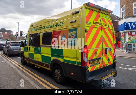 Gerrards Cross, Buckinghamshire, Regno Unito. 9th aprile 2022. Questa settimana Southern Central Ambulance Services ha emesso un avvertimento critico in quanto il numero di persone che frequentano A&e è di nuovo ad un livello estremamente alto. Molti chirurghi del GP stanno continuando a ritardare nel vedere i loro pazienti faccia a faccia e stanno usando un servizio di telefono e di triage in primo luogo che sta inducendo la gente a assistere a&E. Il numero di pazienti in ospedale con Covid-19 continua a salire di nuovo. Credit: Maureen McLean/Alamy Live News Foto Stock