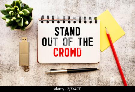 Le parole si levano in piedi dalla folla scritta su un taccuino bianco. Primo piano di un'agenda personale Foto Stock