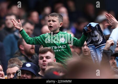 Manchester, Regno Unito. 10th Apr 2022. Una giovane città di Manchester durante la partita della Premier League all'Etihad Stadium, Manchester. Il credito dell'immagine dovrebbe leggere: Darren Staples/Sportimage Credit: Sportimage/Alamy Live News Foto Stock