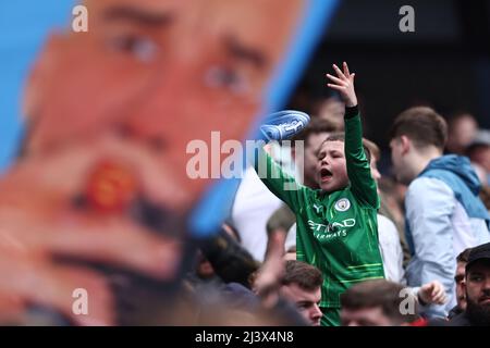 Manchester, Regno Unito. 10th Apr 2022. Un giovane fan di Manchester City durante la partita della Premier League all'Etihad Stadium di Manchester. Il credito dell'immagine dovrebbe leggere: Darren Staples/Sportimage Credit: Sportimage/Alamy Live News Foto Stock