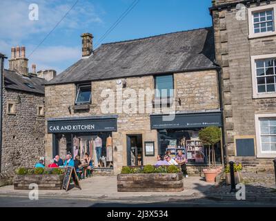 L'immagine è una scena di strada nella città del mercato dello Yorkshire di Settle famosa come punto di partenza sulla ferrovia panoramica Settle-Carlisle e nota come Foto Stock