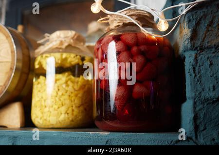 Bevanda alcolica, tintura con un serpente. Bevanda alcolica infusa con veleno di serpente. Alcol fatto in casa con l'aggiunta di serpente ed erbe Foto Stock