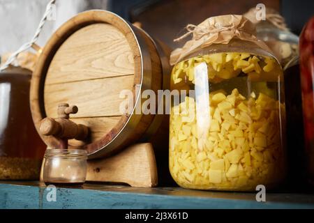 Bevanda alcolica, tintura con un serpente. Bevanda alcolica infusa con veleno di serpente. Alcol fatto in casa con l'aggiunta di serpente ed erbe Foto Stock