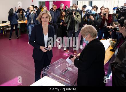 Versailles. 10th Apr 2022. Valerie Pecresse, candidata del partito Les Republicains, lancia il suo scrutinio in un seggio elettorale a Versailles, vicino Parigi, Francia, 10 aprile 2022. Il voto per le elezioni presidenziali francesi del 2022 è iniziato alle 8:00 ora locale (0600 GMT) di domenica in Francia metropolitana. Credit: Xinhua/Alamy Live News Foto Stock