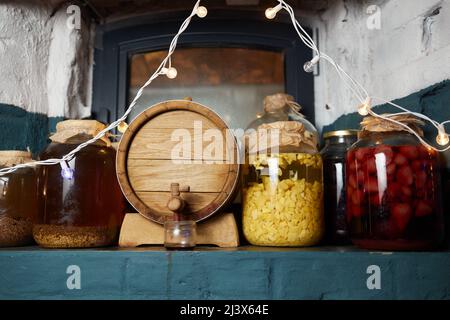 Bevanda alcolica, tintura con un serpente. Bevanda alcolica infusa con veleno di serpente. Alcol fatto in casa con l'aggiunta di serpente ed erbe Foto Stock