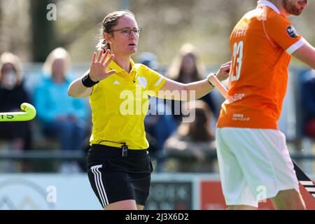 BILTHOVEN, PAESI BASSI - APRILE 10: Arbitro Karen Bolle durante la partita Tulp Hoofdklasse Heren tra SCHC H1 e Bloemendaal H1 a Stichtsche Cricket en Hockey Club il 10 Aprile 2022 a Bilthoven, Paesi Bassi (Foto di Hans van der Valk/Orange Pictures) Foto Stock