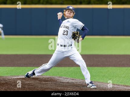 09 aprile 2022: Notre Dame Pitcher Austin Temple (23) offre un campo durante l'azione di baseball NCAA tra le Clemson Tigers e la Notre Dame Fighting Irish allo stadio Frank Eck di South Bend, Indiana. Notre Dame sconfisse Clemson 8-1. John Mersies/CSM. Foto Stock