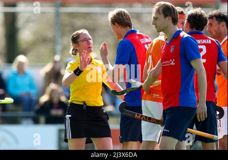 BILTHOVEN, PAESI BASSI - APRILE 10: Arbitro Karen Bolle, Floris Steenman di SCHC H1 durante la partita di Tulp Hoofdklasse Heren tra SCHC H1 e Bloemendaal H1 a Stichtsche Cricket en Hockey Club il 10 Aprile 2022 a Bilthoven, Paesi Bassi (Foto di Hans van der Valk/Orange Pictures) Foto Stock