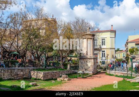 Atene, Grecia - Marzo 6 2022: Il Monumento Choragico di Lysicrate, nello storico quartiere di Plaka, vicino all'Acropoli. Foto Stock